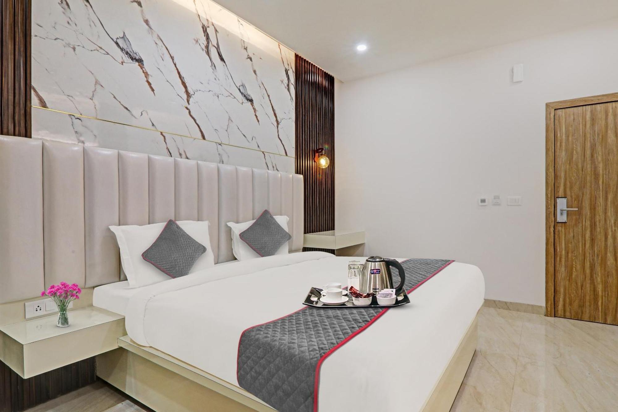 Super Townhouse Hotel Impact Chinhat Екстериор снимка