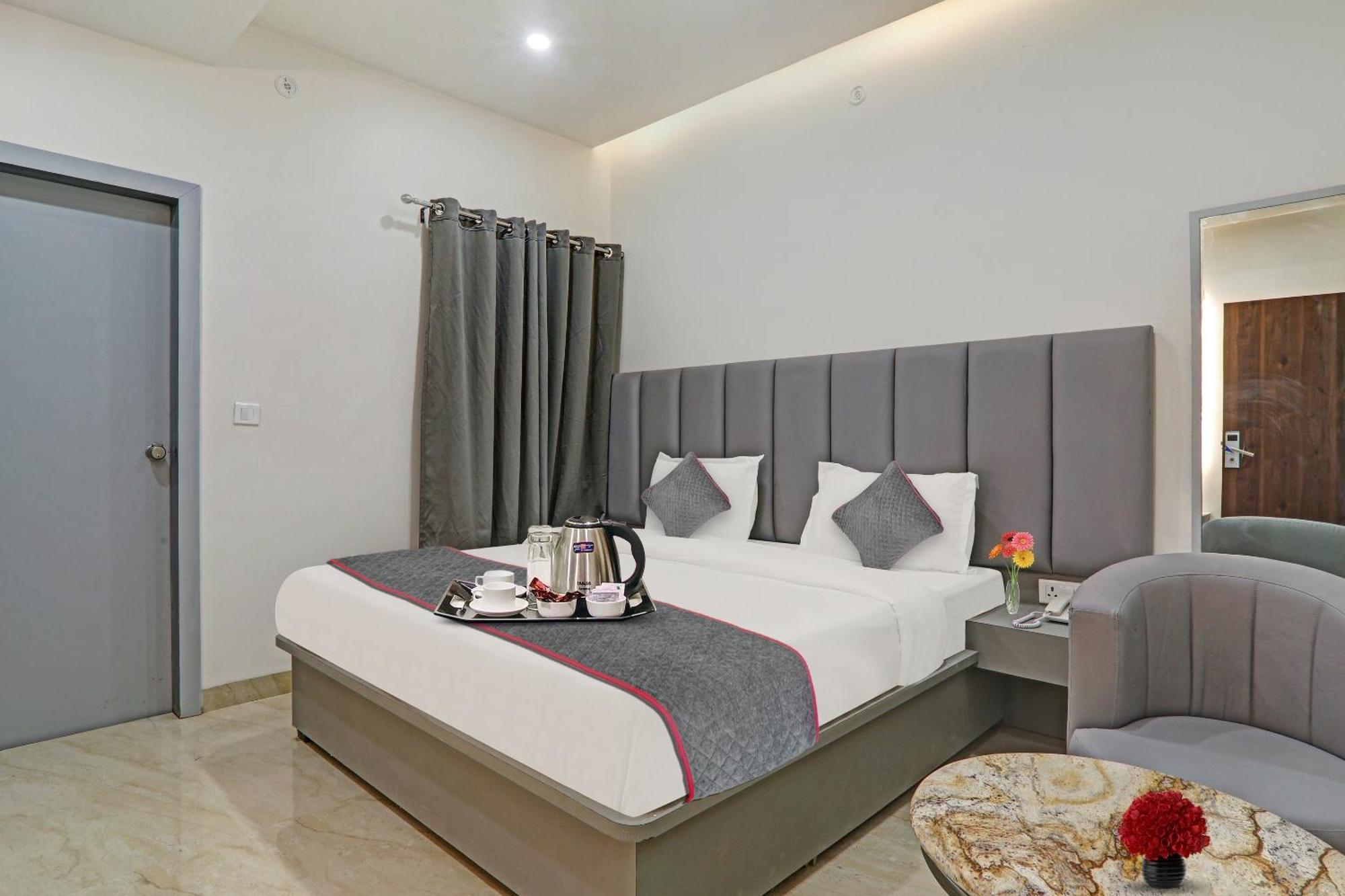 Super Townhouse Hotel Impact Chinhat Екстериор снимка