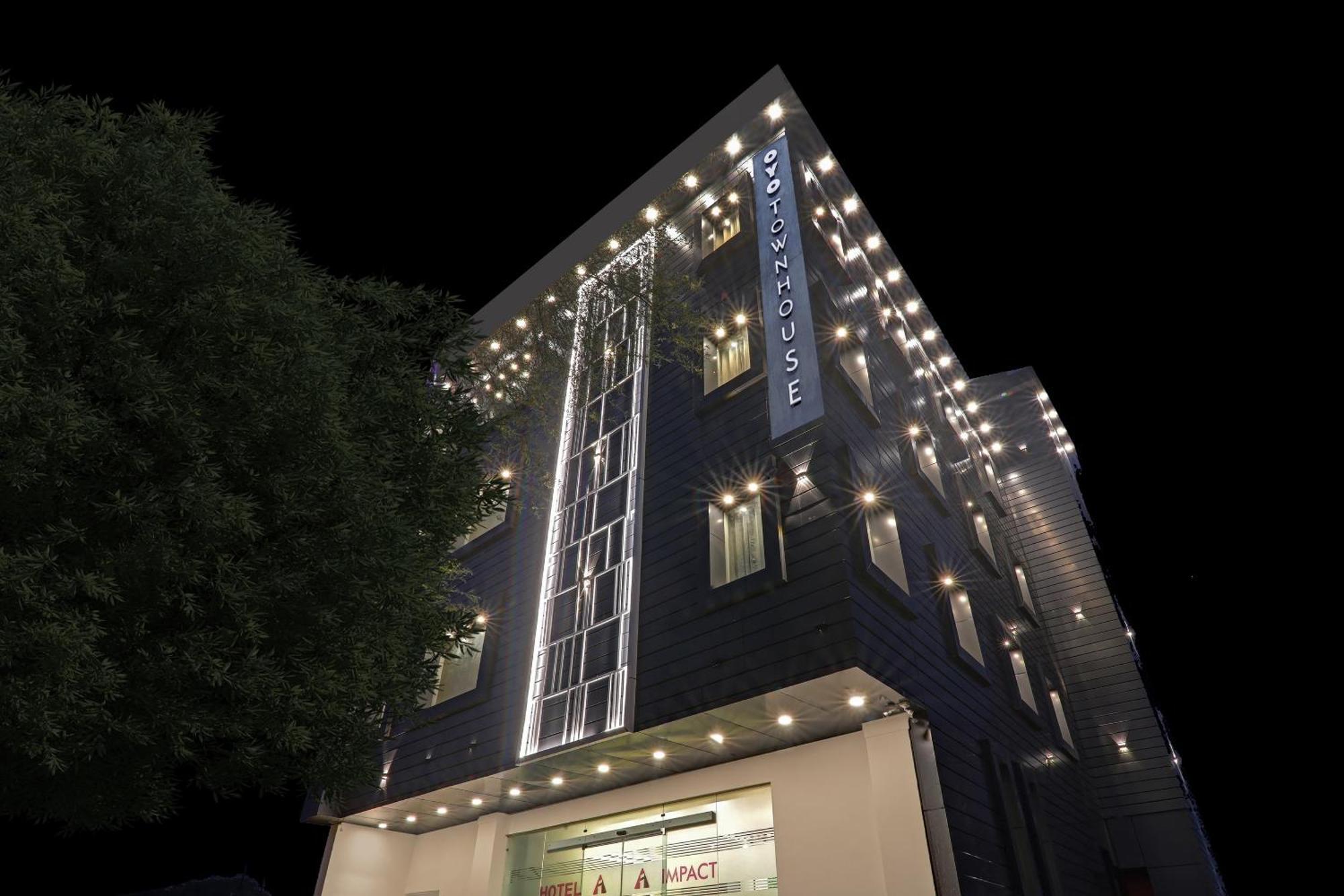 Super Townhouse Hotel Impact Chinhat Екстериор снимка
