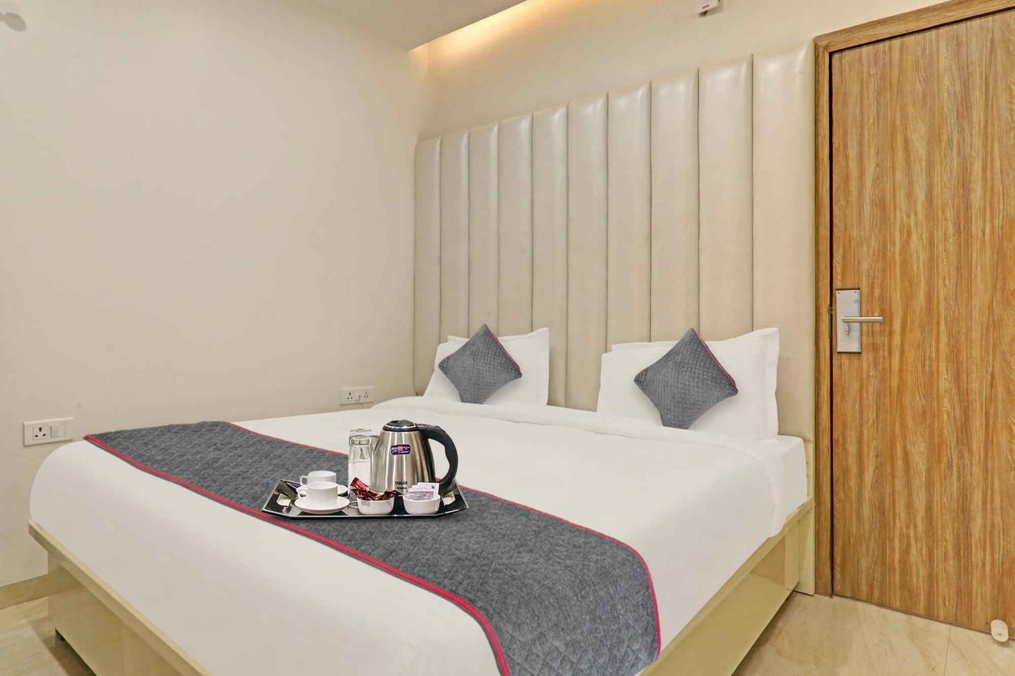 Super Townhouse Hotel Impact Chinhat Екстериор снимка