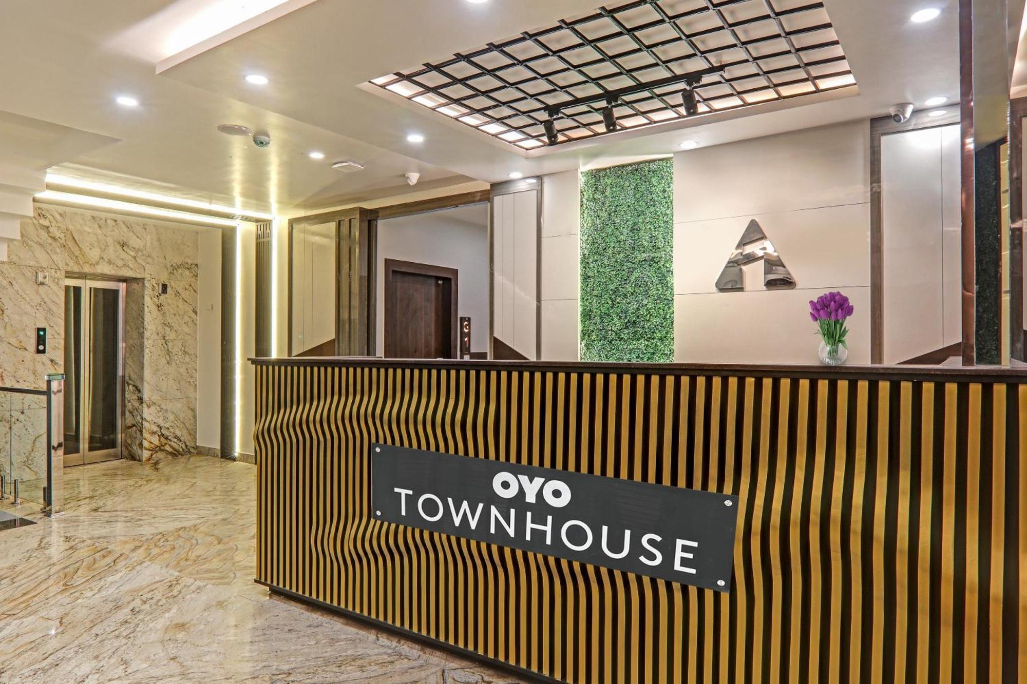 Super Townhouse Hotel Impact Chinhat Екстериор снимка