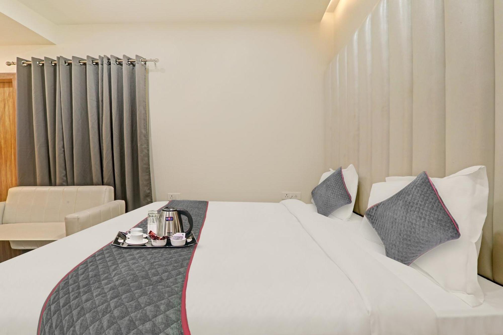 Super Townhouse Hotel Impact Chinhat Екстериор снимка