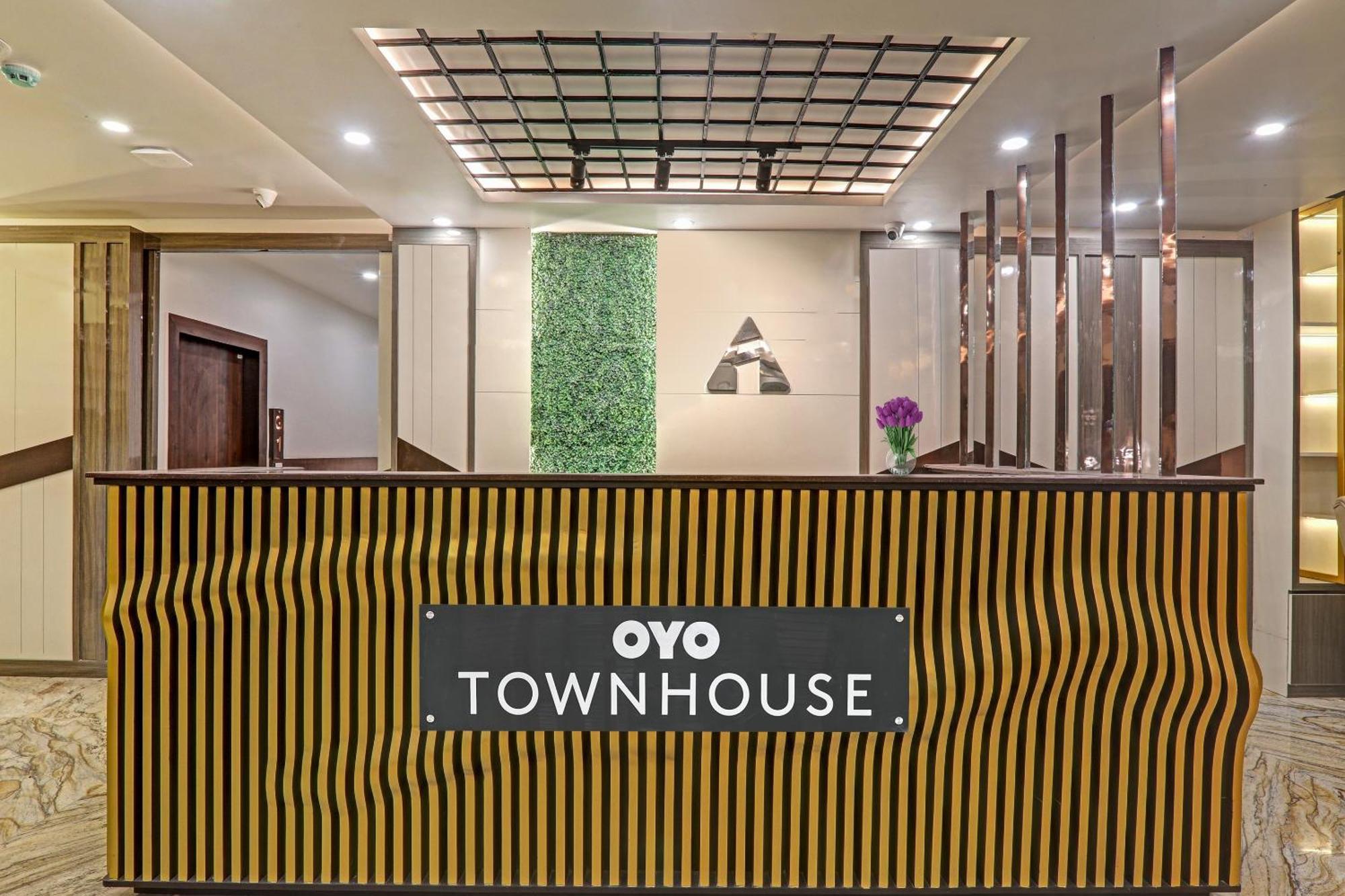 Super Townhouse Hotel Impact Chinhat Екстериор снимка