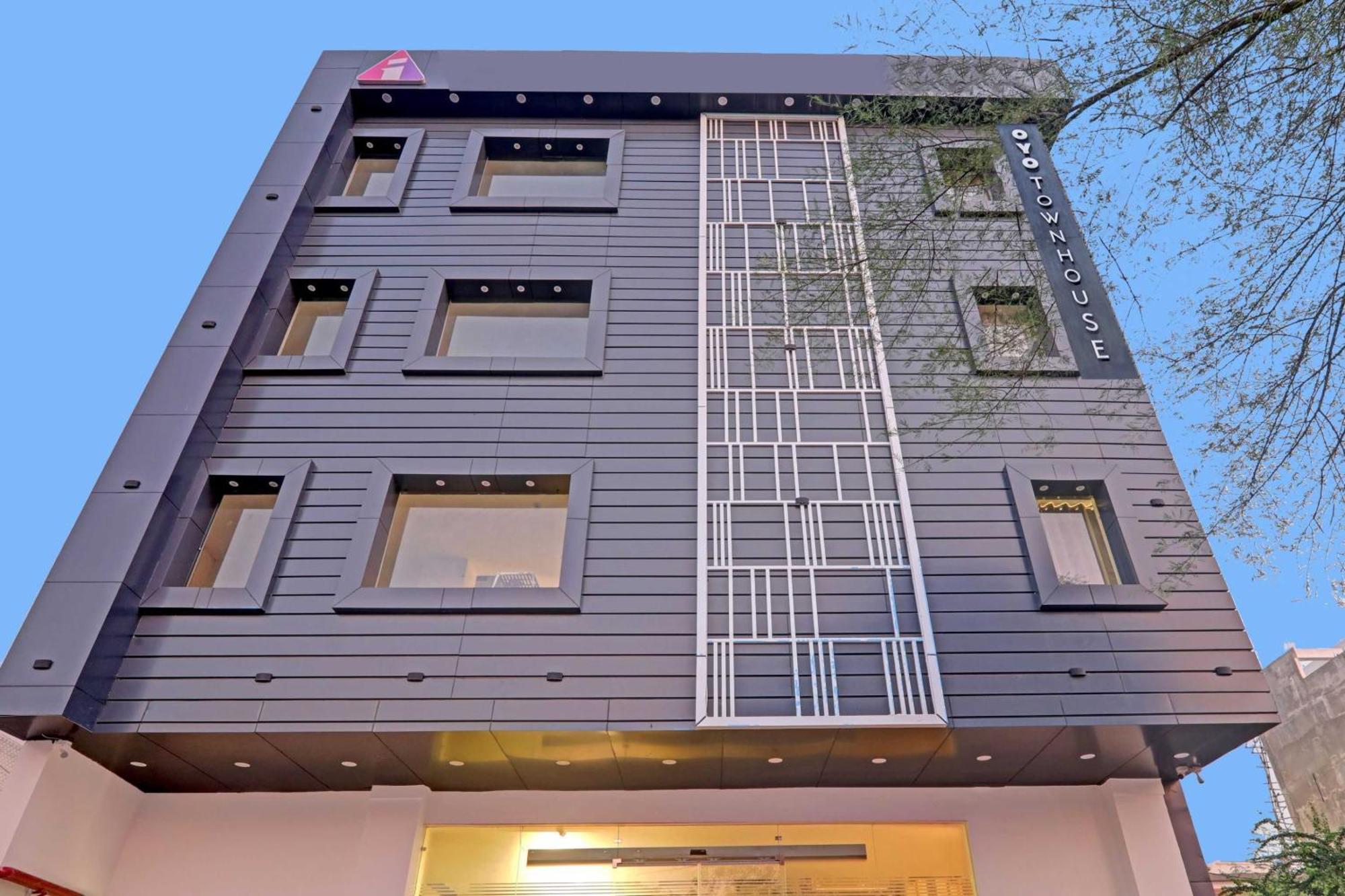 Super Townhouse Hotel Impact Chinhat Екстериор снимка