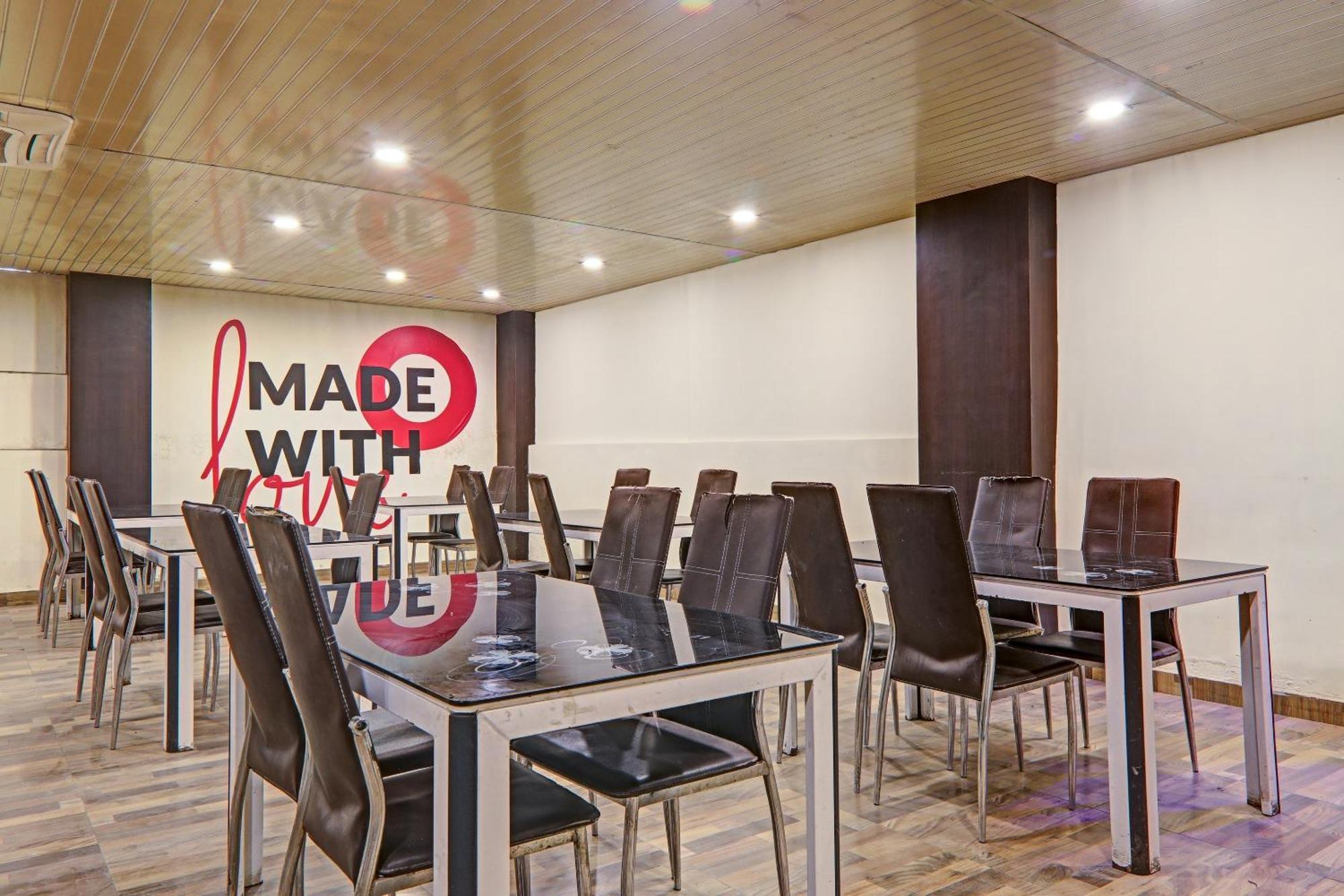Super Townhouse Hotel Impact Chinhat Екстериор снимка