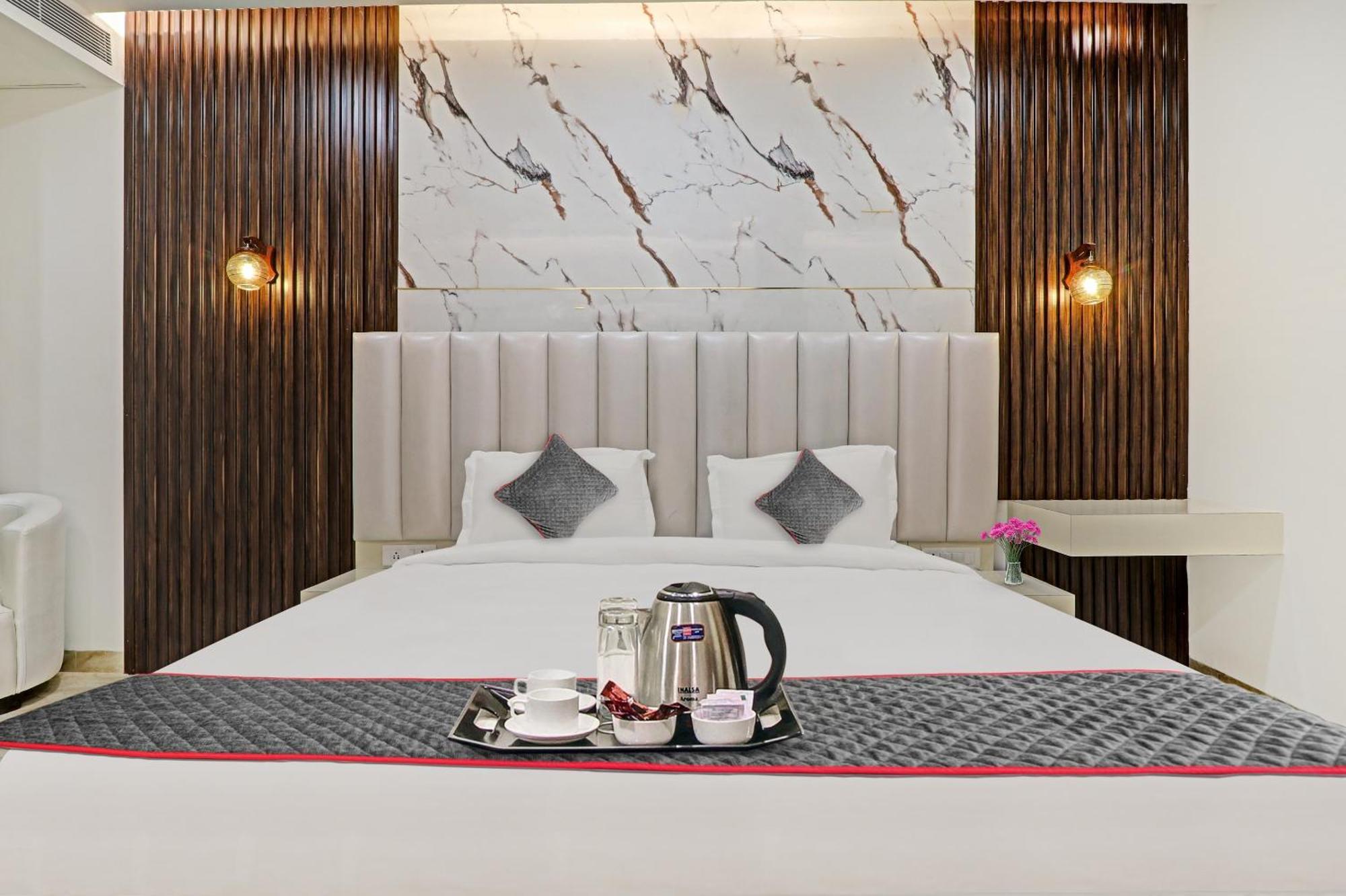 Super Townhouse Hotel Impact Chinhat Екстериор снимка