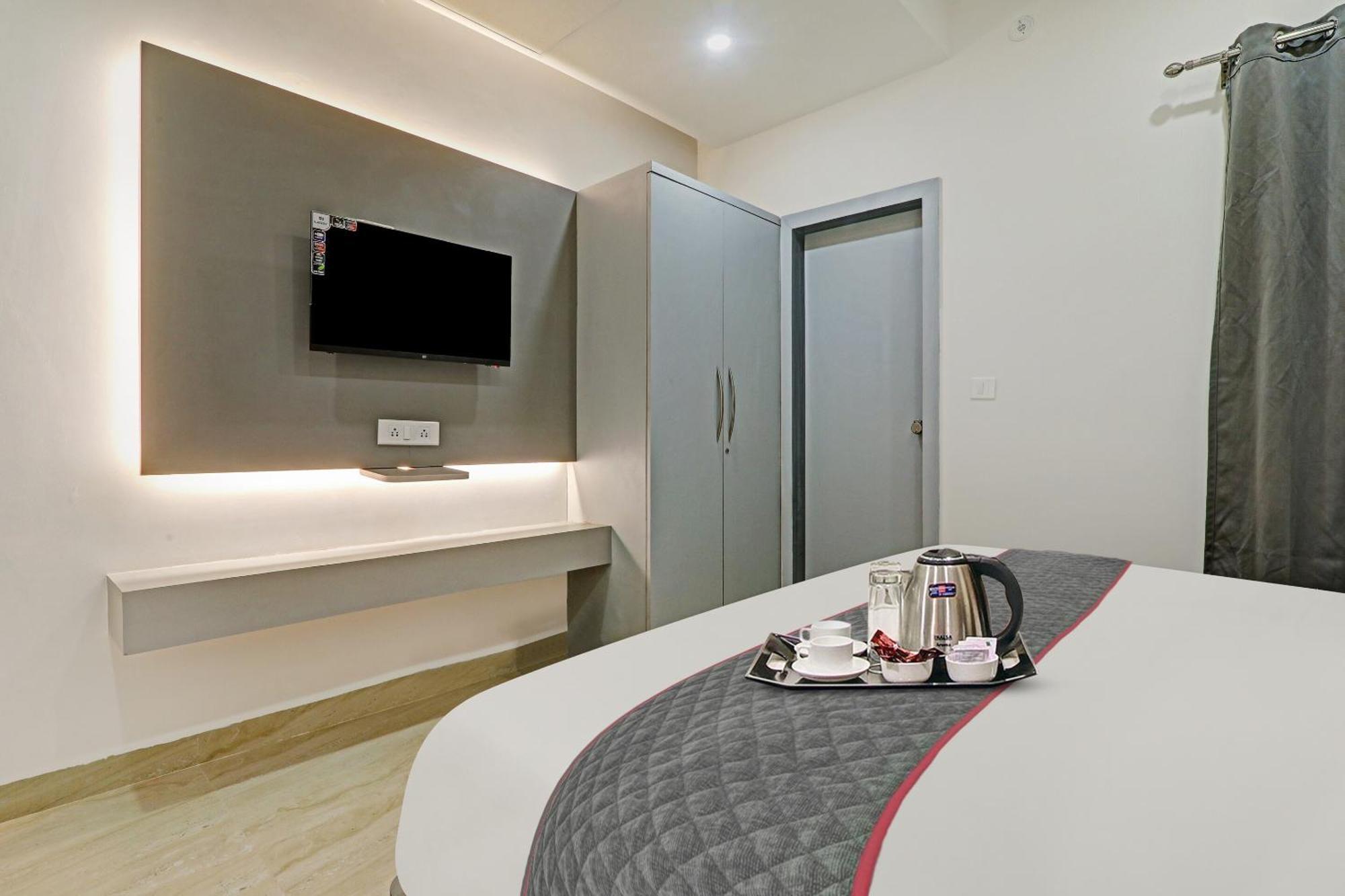 Super Townhouse Hotel Impact Chinhat Екстериор снимка