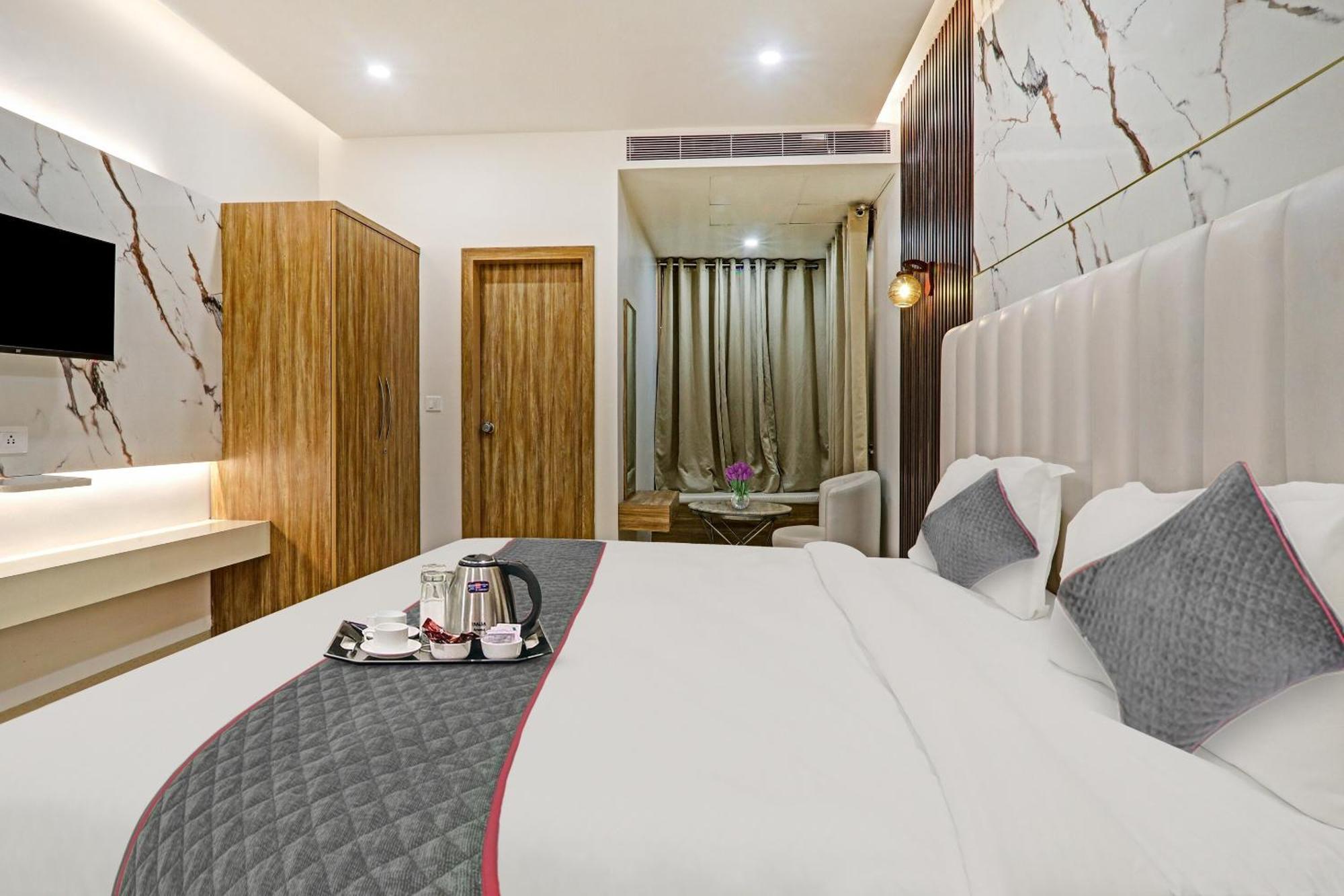 Super Townhouse Hotel Impact Chinhat Екстериор снимка
