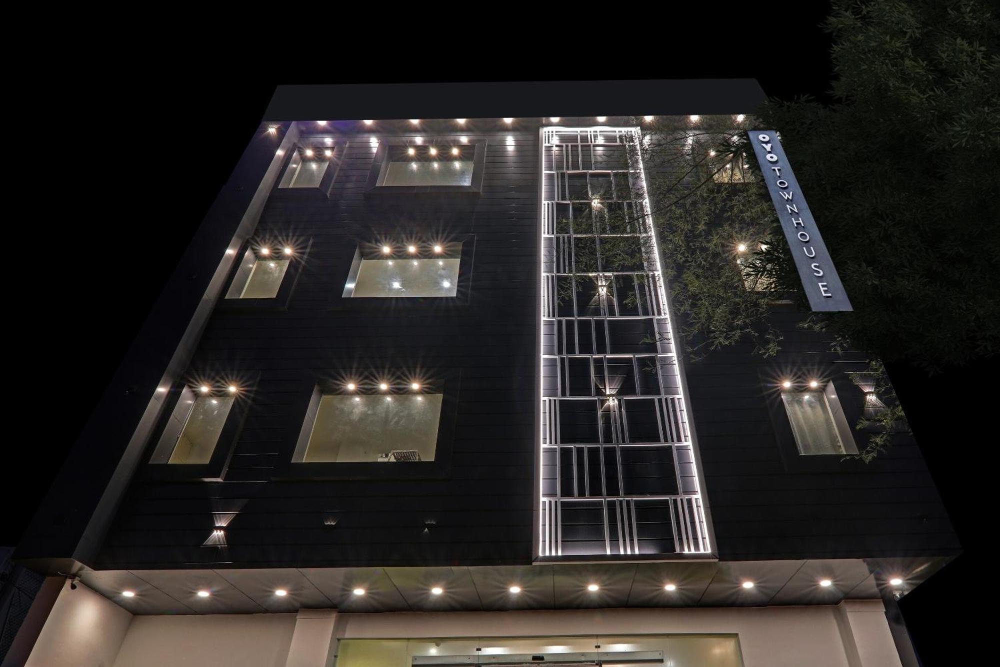Super Townhouse Hotel Impact Chinhat Екстериор снимка