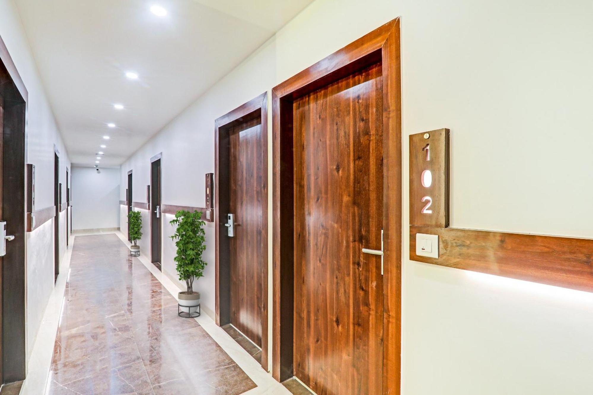 Super Townhouse Hotel Impact Chinhat Екстериор снимка