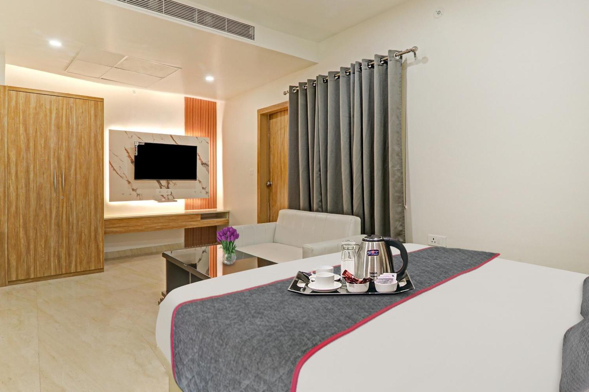 Super Townhouse Hotel Impact Chinhat Екстериор снимка