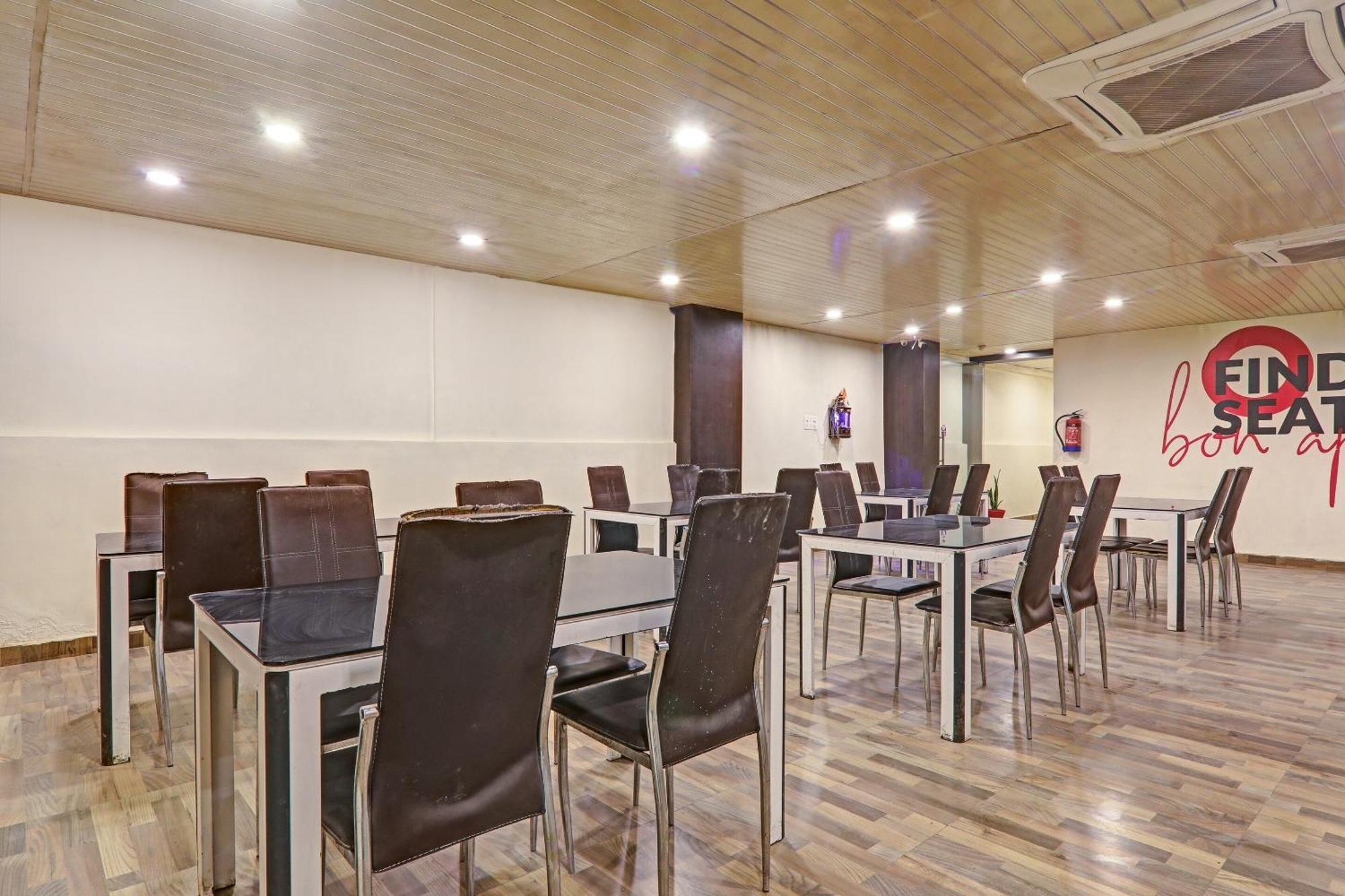 Super Townhouse Hotel Impact Chinhat Екстериор снимка