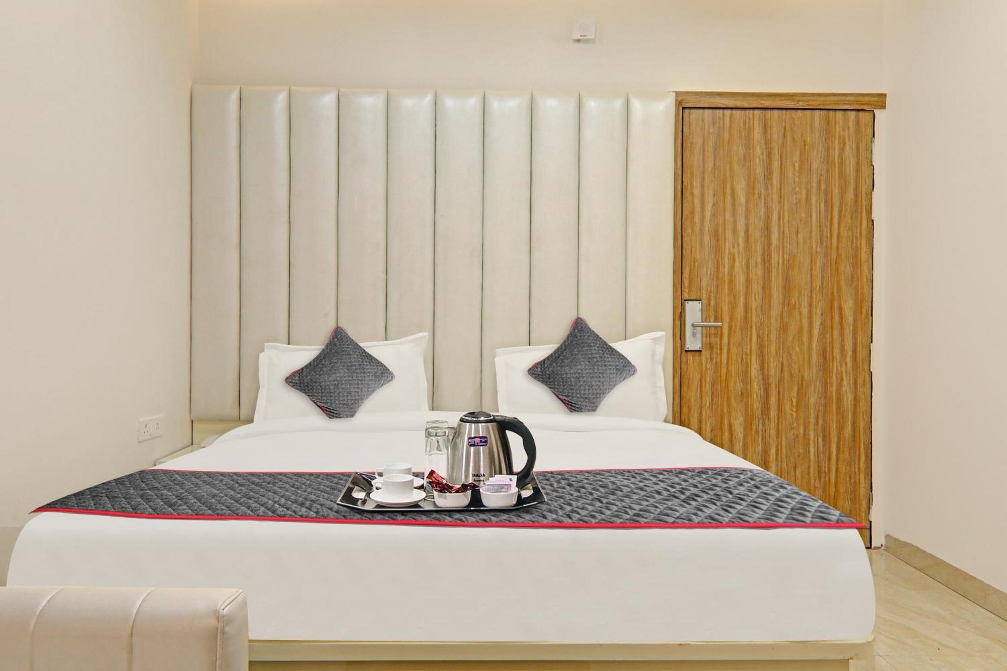 Super Townhouse Hotel Impact Chinhat Екстериор снимка